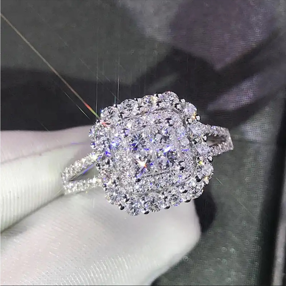 New 925 Silver Beautiful Square Cut Diamond Ring